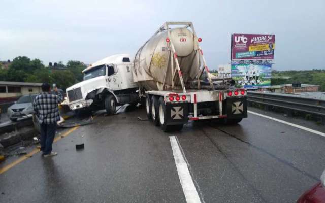 Carambola provoca cierre de la autopista Cuernavaca-Chilpancingo