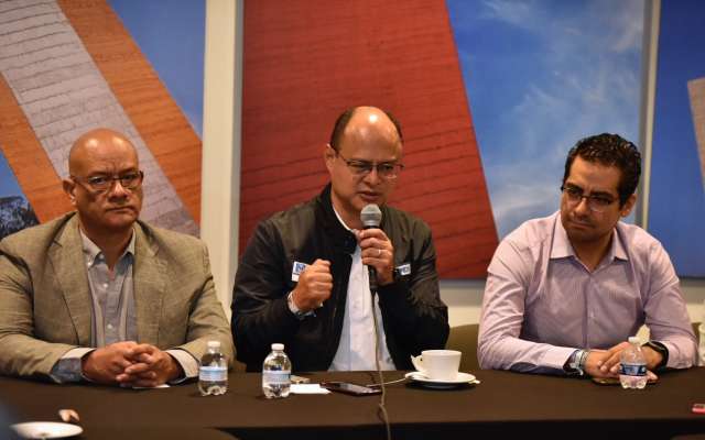 Alfredo Oropeza presume que se mantiene arriba en las encuestas