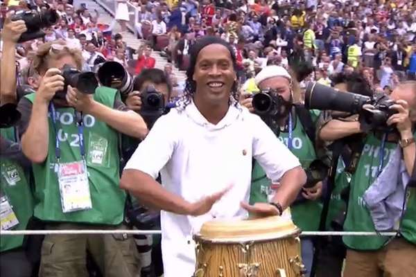 Ronaldinho se lleva los reflectores en la clausura de #Rusia2018