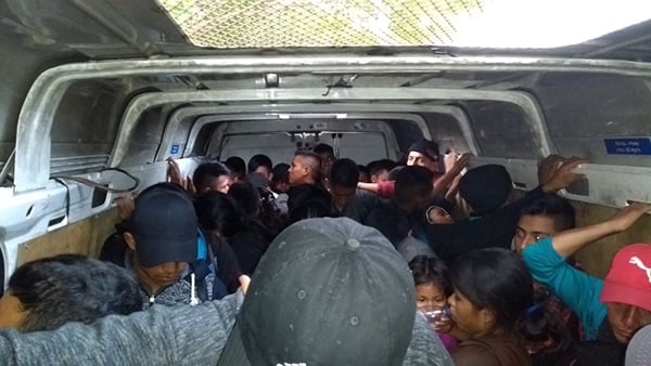 Policía de Tabasco rescata a 53 migrantes que fueron abandonados