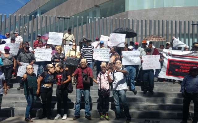 Morelenses enmascarados lanzan huevos a sede del Congreso