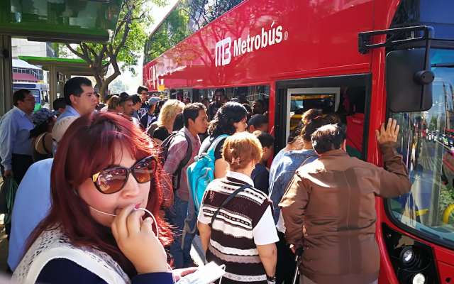 Usuarios esperan pàra abordar una unidad de la Línea 7