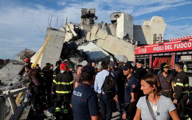 Socorristas buscaron sin descanso sobrevivientes entre los escombros del puente. FOTO: AFP