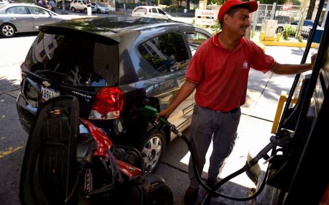 La gasolina de Venezuela, la más barata del mundo, es un tema muy sensible desde 1989. FOTO: AFP