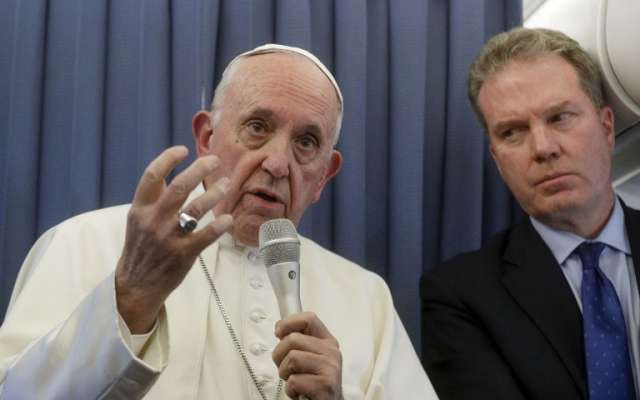 El Papa Francisco con el jefe de la oficina de prensa del Vaticano, Greg Burke, se dirige a los reporteros durante una conferencia de prensa mientras regresa de Irlanda al Vaticano al final de su visita de dos días a Irlanda. AFP