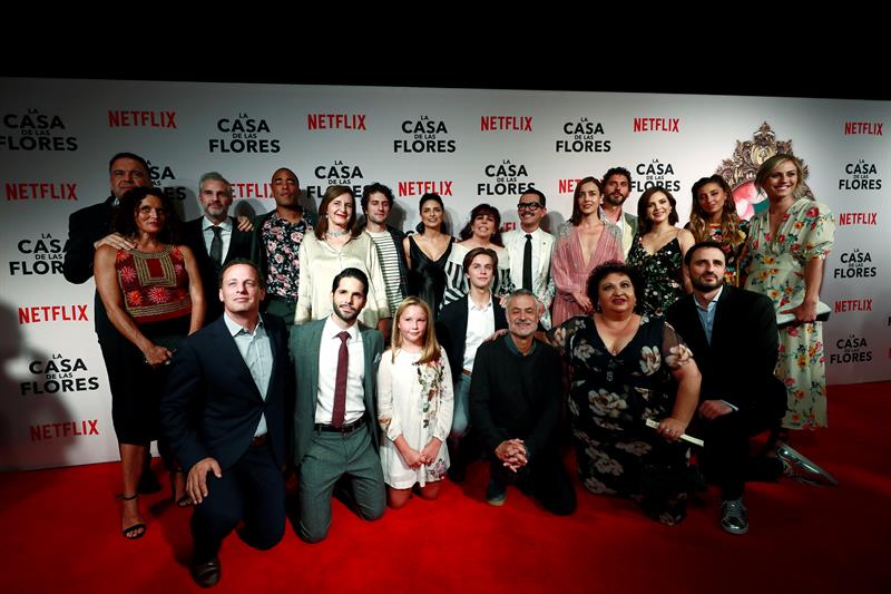 El elenco principal de la nueva producción de Netflix. Foto: EFE