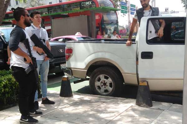 Los peatones pensaron que se trataba de un hecho real. FOTO: ESPECIAL