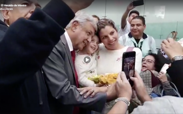 AMLO reparte selfies en el Aeropuerto