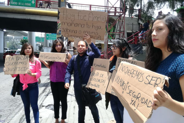 Concentrados sobre Periférico Norte, a la altura de Echegaray, los estudiantes pidieron que se ponga fin a la ola de inseguridad que vive la comunidad universitaria en este municipio. FOTO: ESPECIAL