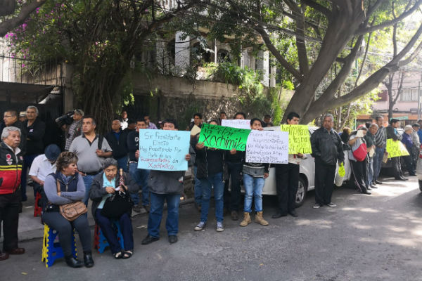 También un grupo de manifestantes gritaron consignas en contra de las corridas de toros. FOTO: ESPECIAL