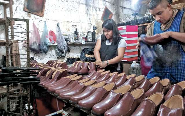 Mujeres y hombres
son eslabones de
la misma cadena:
hacen el corte, las
plantillas, la horma y
la costura reforzada