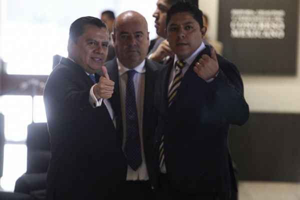 Manuel Granados, presidente nacional del PRD y Ricardo Gallardo, diputado, durante el proceso de registro y acreditación de los diputados electos para integrar la LXIII Legislatura en la Cámara de Diputados. FOTO: ARCHIVO CUARTOSCURO