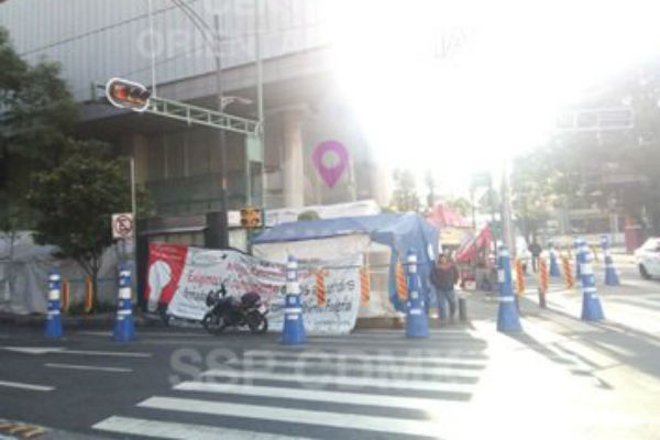 Los manifestantes mantienen un plantón afuera de las oficinas de la Secretaría de Energía. FOTO: ESPECIAL
