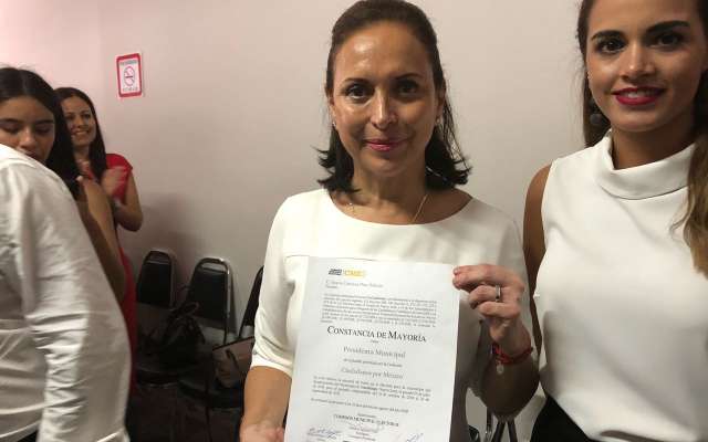 Priistas reciben constancia como alcaldes electos en Monterrey y Guadalupe