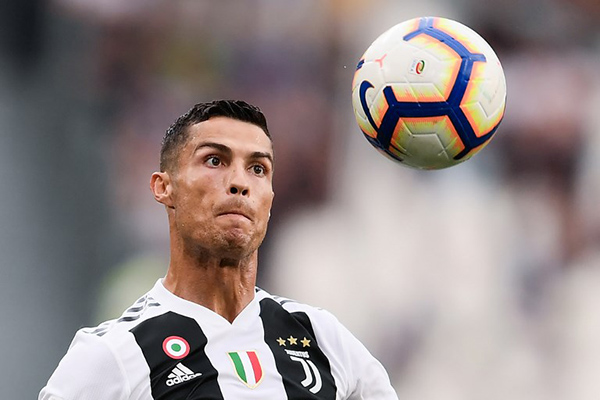 Es la primera vez que Cristiano Ronaldo recibe este premio. FOTO: AFP