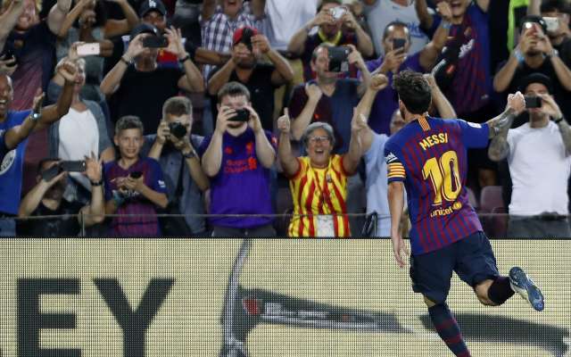 El delantero argentino del FC Barcelona Leo Messi celebra su gol, primero del equipo y gol número 6 mil del Barça en Liga (Foto: EFE)