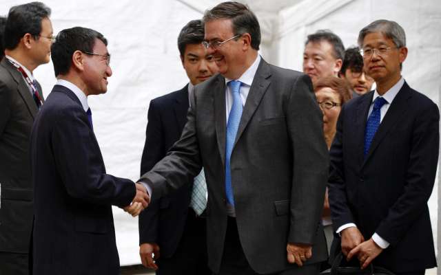 Marcelo Ebrard, próximo Secretario de Relaciones Exteriores, despidió de la casa de transición al ministro de relaciones exteriores de Japón, Taro Kono, tras reunirse con el Presidente electo de México, Andrés Manuel López Obrador.
NOTIMEX
