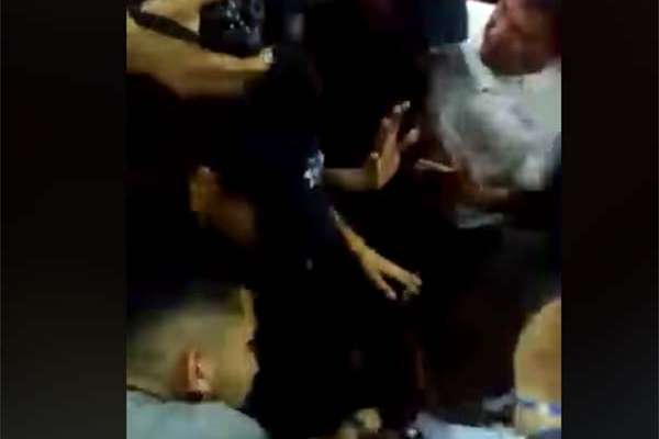 Panistas y policías protagonizaron una trifulca en Monterrey. FOTO: ESPECIAL