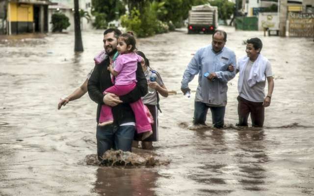 La gente en medio de la inundación en una calle de Culiacán de Sinaloa, AFP RASHIDE FRIAS
