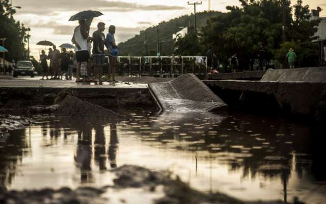 Las lluvias que trajo la tormenta tropical 19-E, que ayer miércoles arrojó cuantiosas afectaciones a Ahome y otros municipios del norte de Sinaloa, se extendieron este jueves a la zona centro del estado, sobretodo en Culiacán, donde hasta el momento se reportan arroyos desbordados, vehículos arrastrados y viviendas inundadas.
FOTO: AFP