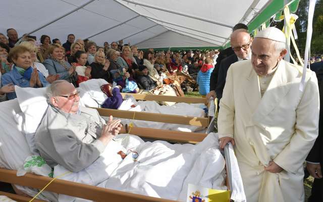 ENCUENTRO. En Lituania, el papa Francisco visitó ayer a enfermos y discapacitados. Foto: AFP