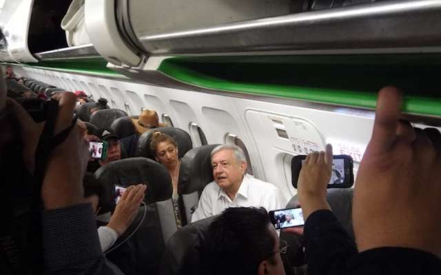 Andrés Manuel López Obrador, presidente electo de México, durante su espera para el despegue de su vuelo comercial rumbo a la capital del País, el cual se retrasó por más de cuatro horas. Foto: Cuartoscuro.com