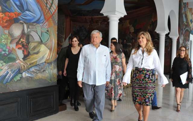 López Obrador al salir de su reunión con la gobernadora Claudia Pavlovich. FOTO: NOTIMEX