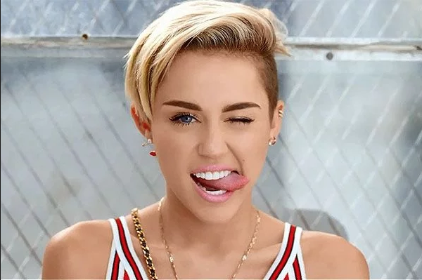 Durante una gira en Londres, Miley se hospedó en un hotel embrujado.