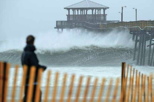 Autoridades reportaron marejadas de hasta cuatro metros de altura en la costa del Atlántico. FOTO: AFP