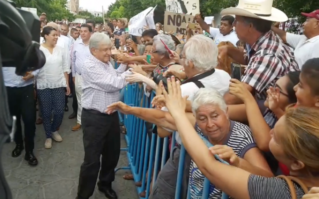 AMLO promete en BCS consulta pública para resolver conflicto minero. Foto: Francisco Nieto / Heraldo de México.