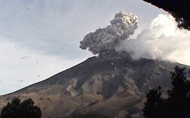 Popocatépetl lanza nueva fumarola de 2.5 kilómetros de altura. Foto: Cenapred
