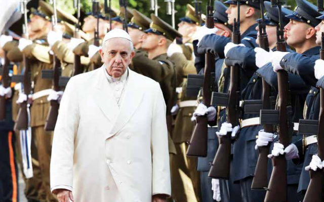 El
Papa pasó
revista ayer
a la guardia
de honor,
durante la
ceremonia de
bienvenida
en el Palacio
Presidencial
de Estonia. FOTO: AP