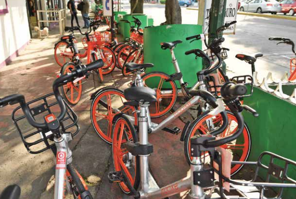 . Las
bicis dejadas
junto a los
macetones
impiden el
paso