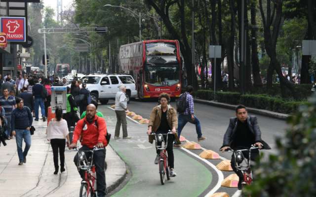 En la Juárez, empleados de los edificios sobre Reforma utilizan jardineras y, en ocasiones, postes de luz para amarrar sus unidades