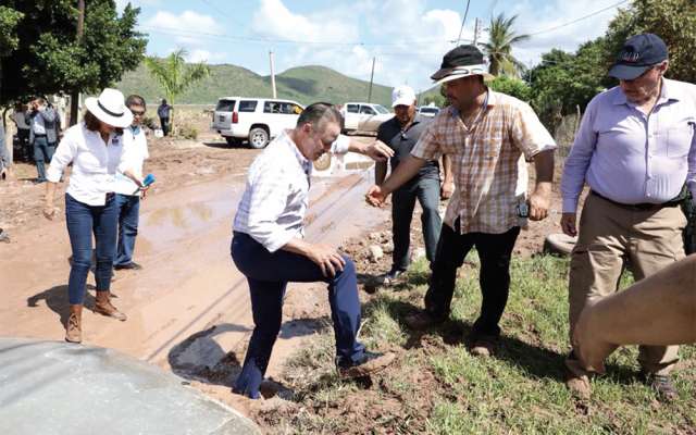 RUTA. El gobernador Quirino Ordaz señaló que deberán resolver temas de salud y reconstrucción de casas. Foto: Especial