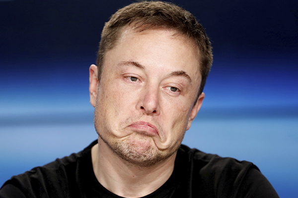 Además Musk bebió whisky y jugó con un lanzallamas. FOTO: REUTERS