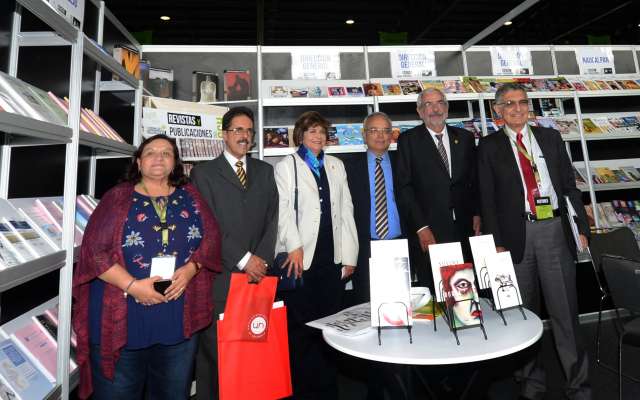 Después de la inauguración de la Feria Internacional del Libro Universitario, el rector de la UNAM, Enrique Graue, visitó el estand del Colegio de Ciencias y Humanidades