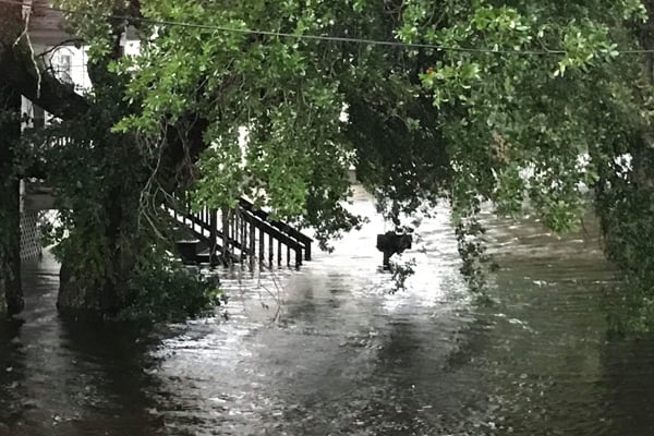 Autoridades mantienen alerta por inundaciones catastróficas. FOTO: AFP