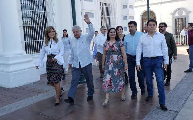 Andrés Manuel López Obrador, presidente electo, se reunió esta mañana con la Gobernadora Claudia Pavlovich, acompañados de Mario Delgado Carrillo, coordinador de los Diputados de Morena en el Palacio de Gobierno de Sonora. Foto: Cuartoscuro