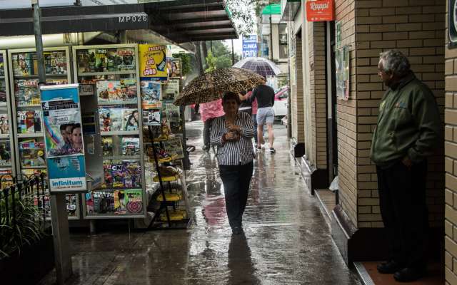Se recomienda a la población retirar basura de la coladeras, no cruzar calles o avenidas con corrientes de agua, así como ubicar a las mascotas en un lugar seguro. Foto: Cuartoscuro