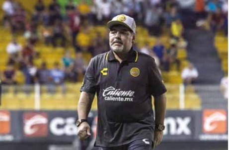 APROVECHAN. Subieron al triple las entradas en el Corregidora. Foto: AFP
