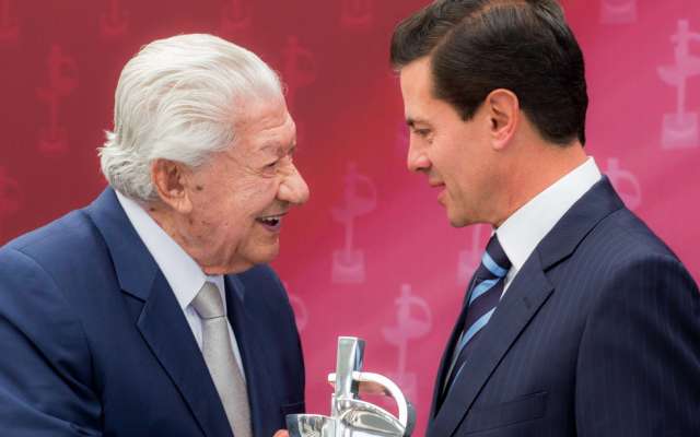 PREMIACIÓN. López Tarso reconoció la
gestión de Peña por su apoyo a la cultura. Foto: Especial