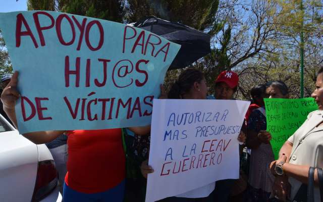 Integrantes del Frente estatal de familiares de desaparecidos protestaron afuera de la puerta dos de Casa Guerrero. Archivo
FOTO: JOSÉ I. HERNÁNDEZ /CUARTOSCURO.COM