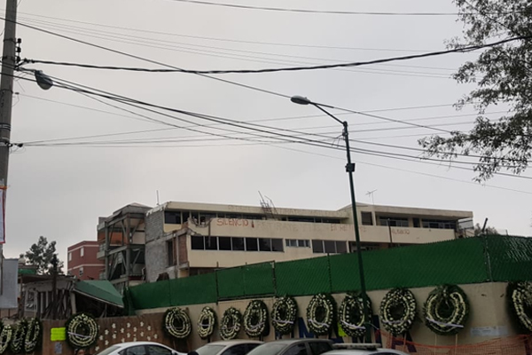 Familiares de los fallecidos en el colegio Rébsamen, mandaron colocar 72 coronas mortuorias y 72 ramos florales, en memoria por el primer aniversario del fallecimiento de sus familiares, durante la tragedia del sismo del aÒo pasado. Dichos arreglos fueron colocados sobre avenida División del Norte.
