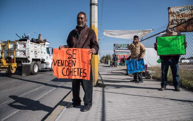 Locatarios de la zona, exigen a las autoridades una pronta resolución a la asignación de lugares y apertura de lo que será el nuevo mercado de pirotecnia.
FOTO: MARIO JASSO /CUARTOSCURO.COM