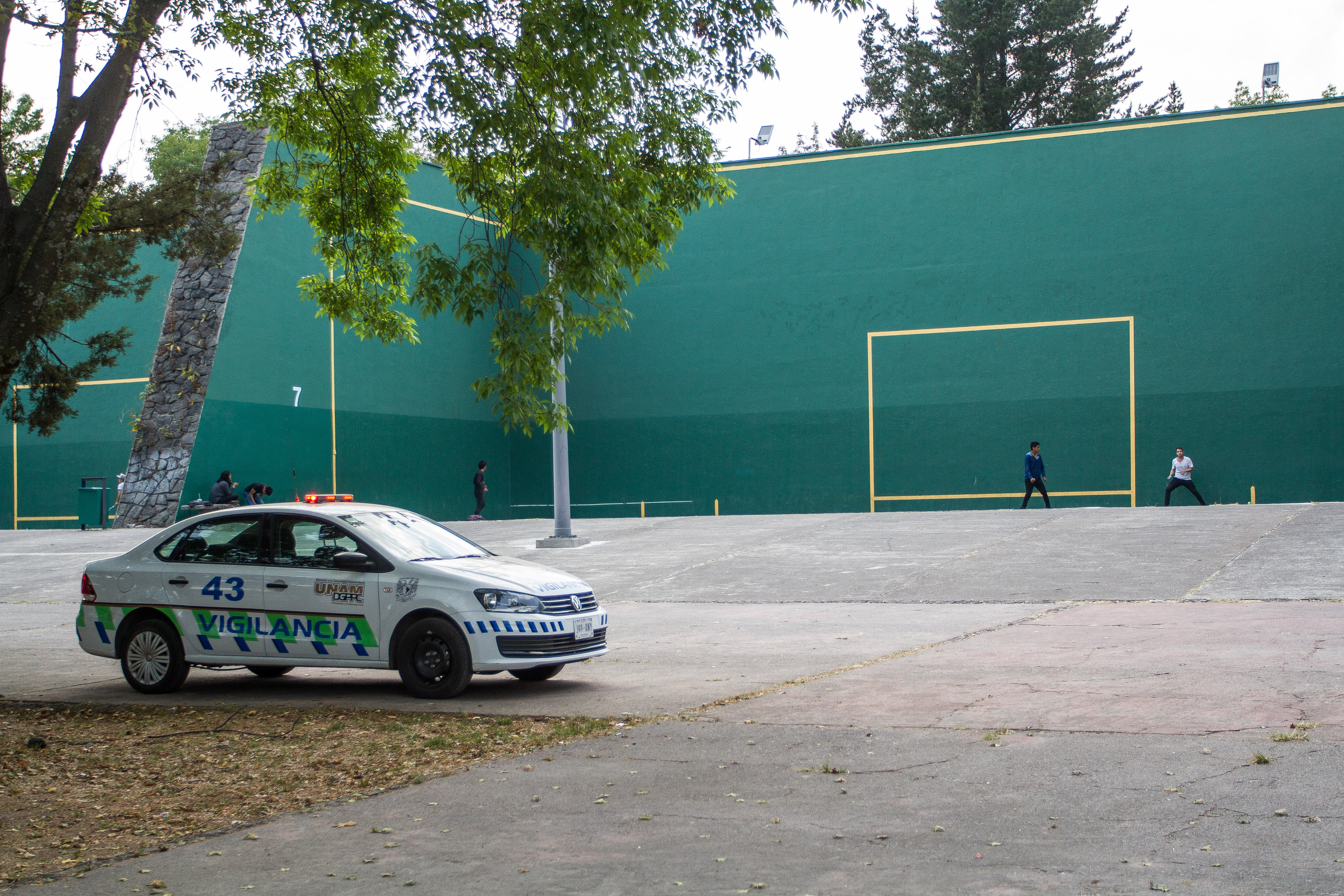 Unidades de vigilancia UNAM continúan con sus recorridos por el campus de Ciudad Universitaria, en especial en la zona del Frontón, en donde la semana pasada asesinaron a dos personas, por supuestos vínculos con el narcotráfico