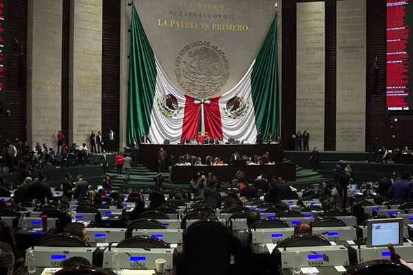 El Muro de Honor de la Cámara de Diputados contiene los nombres de los principales héroes nacionales. FOTO: CUARTOSCURO
