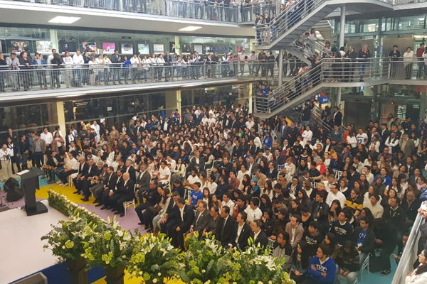 Más de 500 personas guardaron un minuto de silencio. FOTO: ESPECIAL