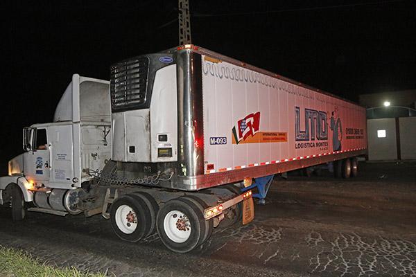 Un trailer de servicios de refrigeración con mas de 150 cadáveres a bordo de la caja ingresó a las instalaciones del Instituto Jalisciense de Ciencias Forenses. FOTO: CUARTOSCURO