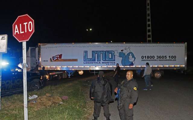 Un tráiler de servicios de refrigeración con mas de 150 cadáveres a bordo de la caja ingresa a las instalaciones del Instituto Jalisciense de Ciencias Forenses tras haber estado durante el fin de semana estacionado en diversos puntos de la metrópoli.
FOTO: FERNANDO CARRANZA GARCIA / CUARTOSCURO.COM